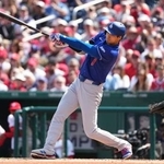 　米大リーグ、ナショナルズ戦の３回、今季初本塁打となる３ランを放つドジャースの大谷翔平＝３日、ワシントン（共同）