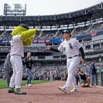 　ブルージェイズとの本拠地開幕戦で、選手紹介でグラウンドに入るホワイトソックス・村上＝シカゴ（共同）