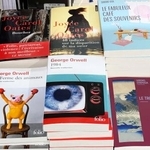 　パリ市内の書店に積まれた小説「１９８４」（中央手前）＝３日（共同）