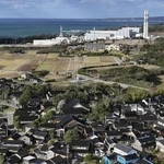　北陸電力志賀原発（奥）と集落＝２０２４年１２月、石川県志賀町