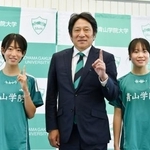 　青学大陸上競技部の原晋監督とポーズをとる芦田和佳（左）と池野絵莉＝４日、相模原市