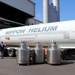 　ヘリウムを貯蔵するタンク＝３月、川崎市の日本ヘリウム