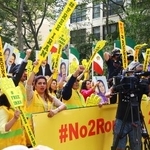 　２０１６年、米ニューヨークの国連本部付近で行われたデモで、イラン政府による死刑の大量執行などに抗議する人たち