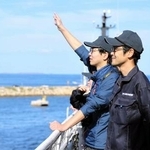 　「しらせ」がオーストラリア・フリマントルに入港し、出迎えに手を振って応える南極地域観測隊員ら＝４日（南極観測隊同行記者撮影）