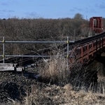 　廃止となったＪＲ日高線鵡川-様似間に残る鉄橋＝３月、北海道むかわ町