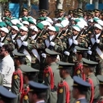 　式典で行進するイラン軍の兵士＝２０２４年、テヘラン（ゲッティ＝共同）