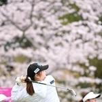 　第３日、通算７アンダーで首位の荒木優奈＝葛城ＧＣ