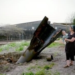 　ヨルダン川西岸のユダヤ人入植地で、イランから発射され着弾した弾道ミサイルを見るイスラエル人女性＝３日（ゲッティ＝共同）