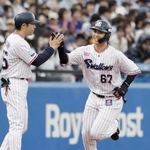 　２回、本塁打を放ったヤクルト・伊藤（右）＝神宮