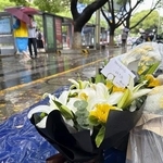 　２０２４年６月、日本人母子の切り付け事件現場のバス停近くで、胡友平さんのために供えられた花束＝中国江蘇省蘇州（共同）
