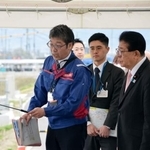 　奈良県川西町で遊水池の説明を担当者から聞く金子国交相（右手前）＝４日午後