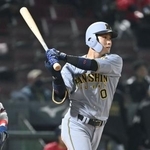 　１０回阪神１死一塁、木浪が右越えに決勝の２ランを放つ＝マツダ