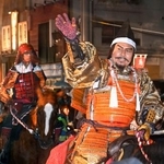 　沿道の歓声に応える武田信玄役を務めた市川右団次さん（手前）＝４日夜、甲府市