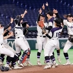 　履正社を下して初優勝を果たし、喜ぶ佐久長聖ナイン＝東京ドーム