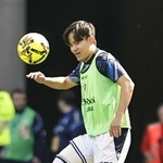 　レバンテ戦のハーフタイム、ウオーミングアップするレアル・ソシエダードの久保。ベンチ入りしたが出場機会はなかった＝サンセバスチャン（共同）