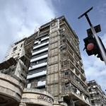 　ミサイル攻撃の爆風で外壁が吹き飛んだイラン・テヘランの総合病院＝４日（共同）