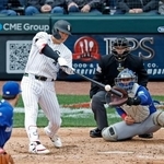 　ブルージェイズ戦の６回、日米通算２５０本塁打となる４号２ランを放つホワイトソックス・村上＝シカゴ（共同）