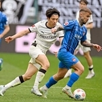 　ハイデンハイム戦で競り合うボルシアＭＧの町野（左）＝メンヘングラッドバッハ（共同）