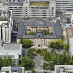 　京都府庁（共同通信社ヘリから）＝２０２１年４月２４日