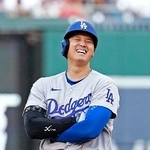 　ナショナルズ戦の５回、タッカーの四球で二塁に進み笑顔のドジャース・大谷＝ワシントン（共同）