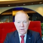 　インタビューに応じるエストニア議会のマルコ・ミフケルソン外務委員長