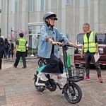 　自転車ユーザー向けの安全講習会で指導を受ける利用者＝５日午前、東京都渋谷区