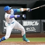 　７回日本ハム２死一、二塁、万波が左越えに勝ち越し３ランを放つ＝エスコンフィールド
