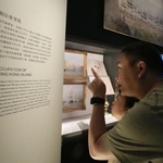 　香港の歴史博物館で英国統治の歴史の説明文を読む親子＝５日（共同）