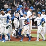 　オリックスに３連勝し、喜ぶ日本ハムの選手たち＝エスコンフィールド