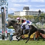 　第７０回大阪杯でゴールする１着のクロワデュノール＝阪神競馬場