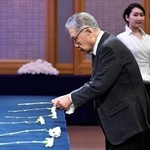 　内館牧子さんのお別れの会で、献花する俳優の伊東四朗さん＝５日午前、東京都内のホテル