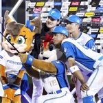 　ヒーローインタビューを終え、記念写真に納まる日本ハムの（左から）有原、万波、奈良間＝エスコンフィールド