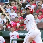 　９回広島１死、モンテロが左越えにサヨナラ本塁打を放つ＝マツダ