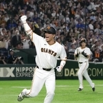 　７回、代打で逆転３ランを放ち、ベンチに向かってガッツポーズする巨人・大城＝東京ドーム