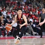 　トヨタ自動車-デンソー　ボールをキープするトヨタ自動車・安間＝京王アリーナＴＯＫＹＯ（Ｗリーグ提供）