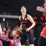 　トヨタ自動車-デンソー　ボールをキープするトヨタ自動車・山本（中央）＝京王アリーナＴＯＫＹＯ（Ｗリーグ提供）