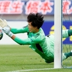 　ＦＣ東京-町田　ＰＫ戦でＦＣ東京３人目のキックを止める町田・ＧＫ谷＝味スタ