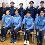 　アーチェリーの愛知・名古屋アジア大会代表に決まった選手ら。前列右から園田稚、朝久野奈波、大田楓子、佐藤真理子。後列右から舟橋悠矢、青島鉄也、中西絢哉、河本尚己＝５日、東京都江東区