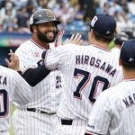 　７回、決勝２ランを放ちナインに迎えられるヤクルトのサンタナ＝神宮