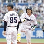 　７回、右前に同点となる２点打を放ったヤクルト・長岡（右）＝神宮