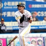 　５回ソフトバンク１死一塁、柳田が死球を受ける＝ＺＯＺＯマリン