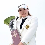 　プレーオフを制し、優勝トロフィーを手に笑顔の高橋彩華＝葛城ＧＣ