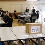 　町長選の全票再点検が実施された栃木県那須町の会場＝５日午前