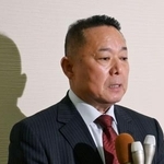 　那須町長選の全票再点検の結果を受け、取材に応じる小山田典之氏＝５日午前、栃木県那須町