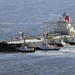 　ホルムズ海峡が事実上封鎖される直前に通過し、東京湾の受け入れ施設に到着した大型原油タンカー＝３日（共同通信社ヘリから）