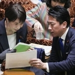 　小泉防衛相（右）と会話する高市首相＝３月