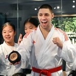 　返還された銅メダルを手に、笑顔で写真に納まるスタニスラフ・ホルナさん＝５日、東京都港区