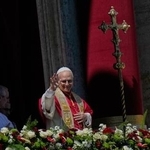 　５日、バチカンのサンピエトロ大聖堂から信者に語りかけるローマ教皇レオ１４世（ＡＰ＝共同）