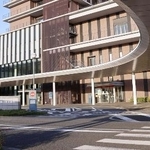 　男性が倒れていた豊川市民病院のロータリー付近＝３日、愛知県豊川市八幡町