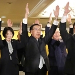 　京都府知事選で３選を確実にし、万歳する西脇隆俊氏（中央）＝５日夜、京都市下京区